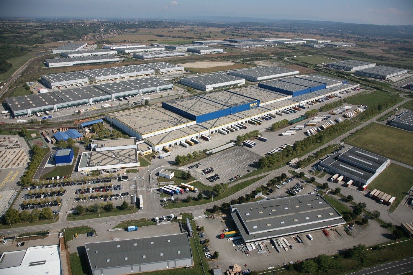 Le Parc International de Chesnes, à Saint-Quentin-Fallavier (Isère), est la première zone logistique de France et sans doute du sud de l’Europe. Ce sont aujourd’hui plus de 75 % des marchandises alimentaires qui transitent par des entrepôts nationaux ou régionaux. Source : Ritzenthaler A. (2016) Les circuits de distribution des produits alimentaires. Avis du CESE. Crédits : © CAPI — ULM38.