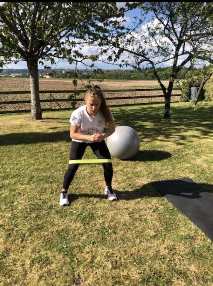 La handballeuse Lola Berrais joue de son imagination pour garder la forme pendant le confinement.