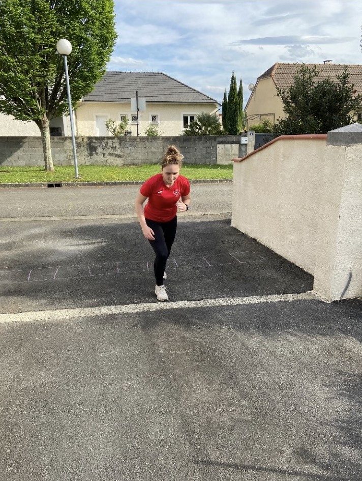 La handballeuse Léa Fargues maintient comme elle peut son entraînement à la maison malgré le confinement.