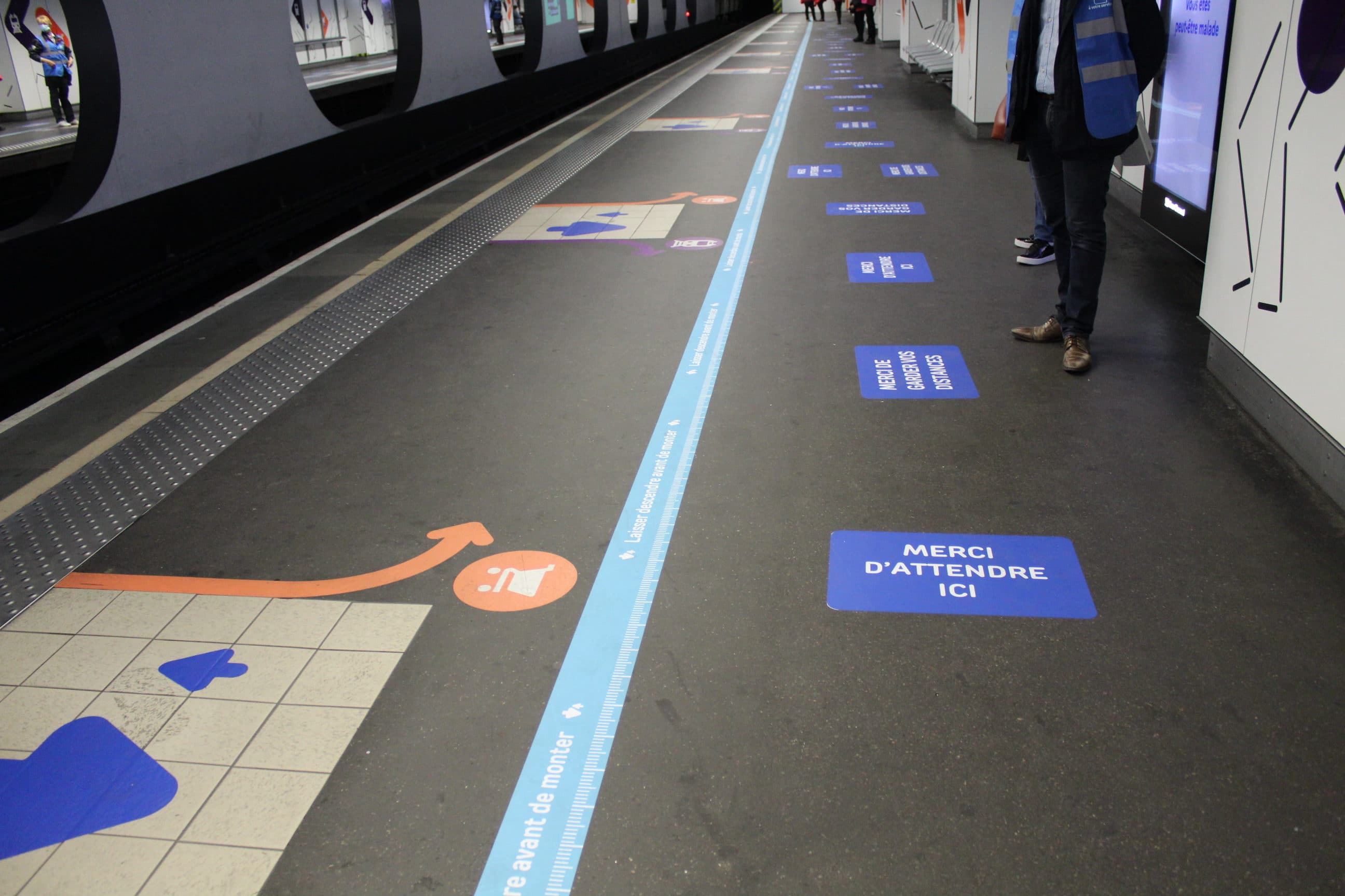 Le marquage au sol de la station de métro Part-Dieu le 11 mai 2020, premier jour de déconfinement, après près de 2 mois de confinement. ©CC/rue89Lyon