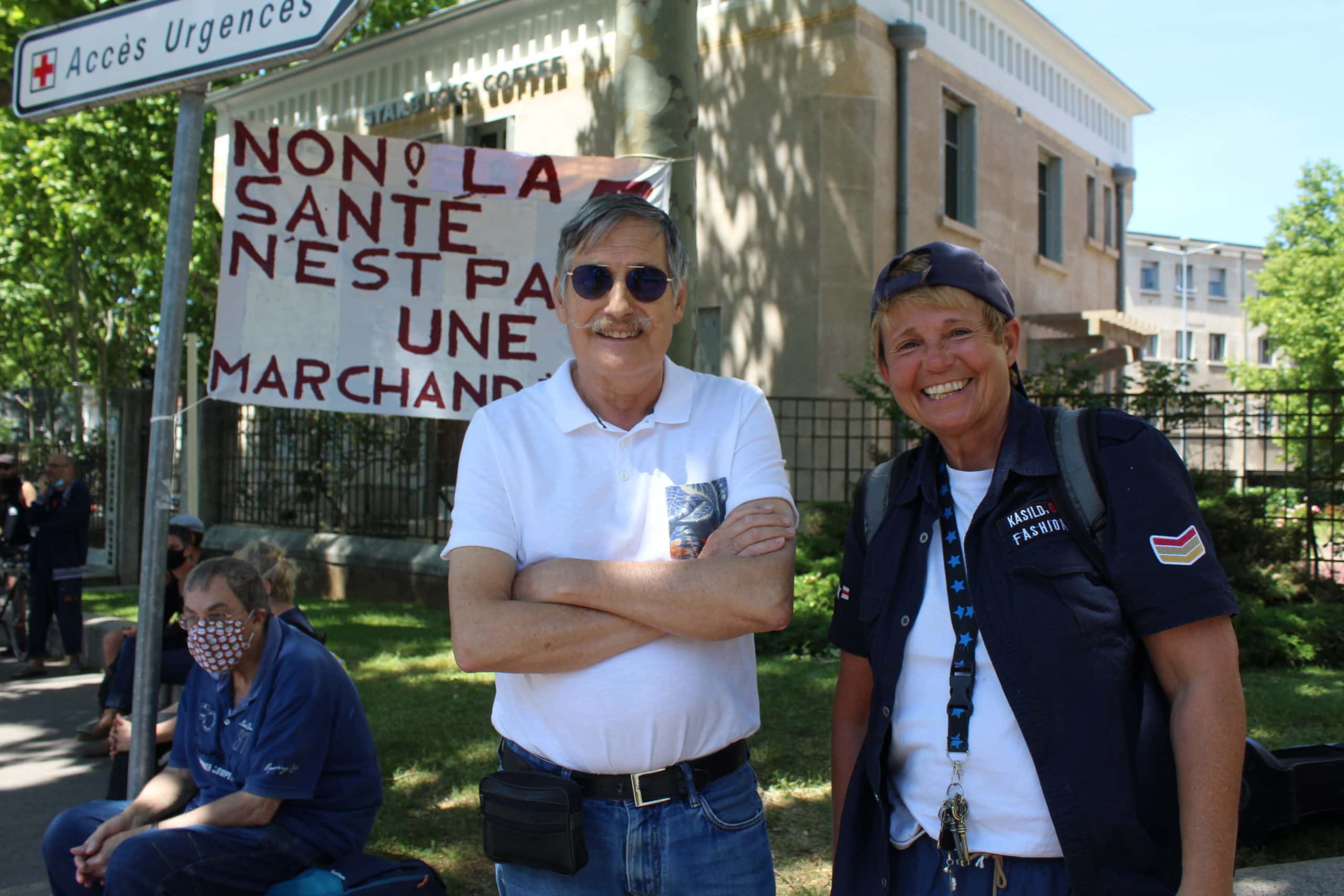 Brigitte et Jacques manifestaient pour soutenir le personnel hospitalier et avec eux, l'hôpital publique.<br /> © Canelle Corbel/ Rue89 Lyon