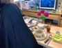 Jalila, convertie à l'islam en train de rompre le jeûne dans sa cuisine, le 19 mai. @Assia Mendi