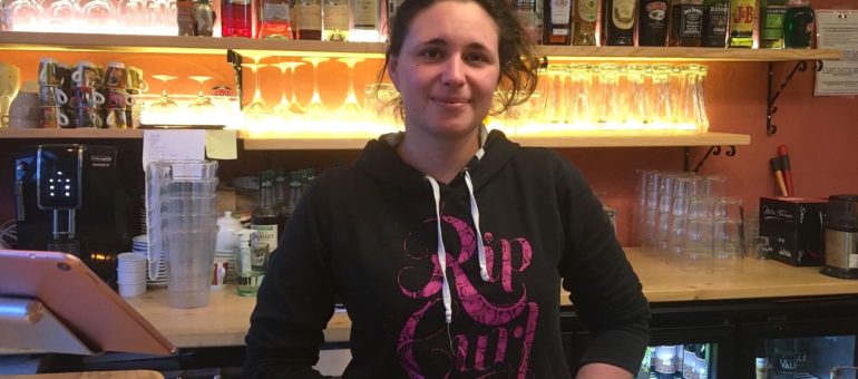 Gérante d’un bistrot à Villeurbanne, Laetitia se bat pour éviter la faillite