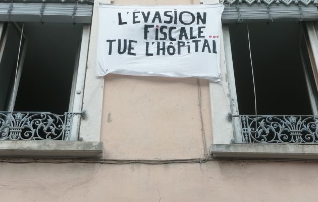 "L'évasion fiscale tue l'hôpital". 