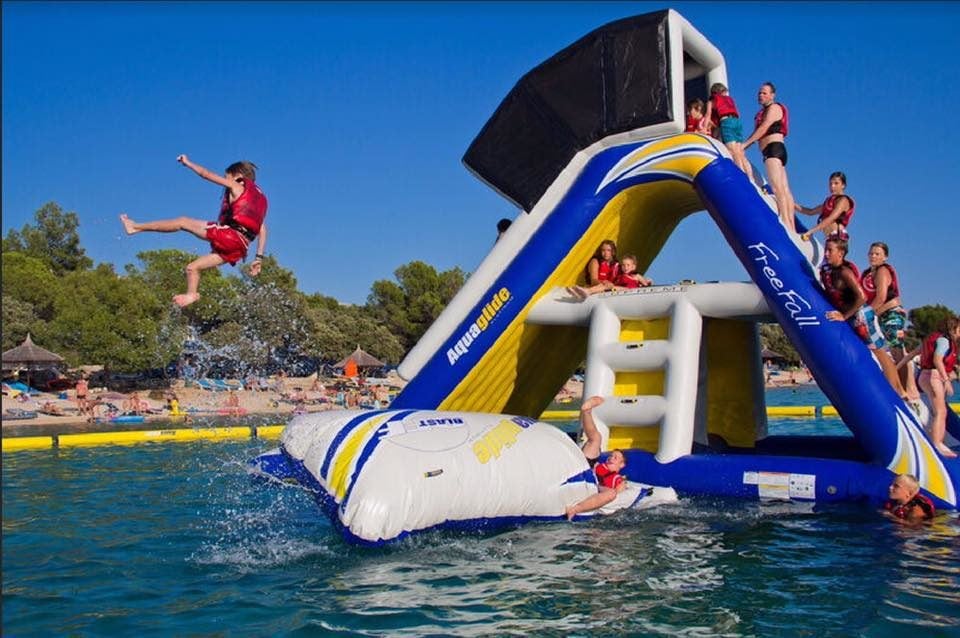 Des enfants sur des structures gonflables de l'aquapark Beluga