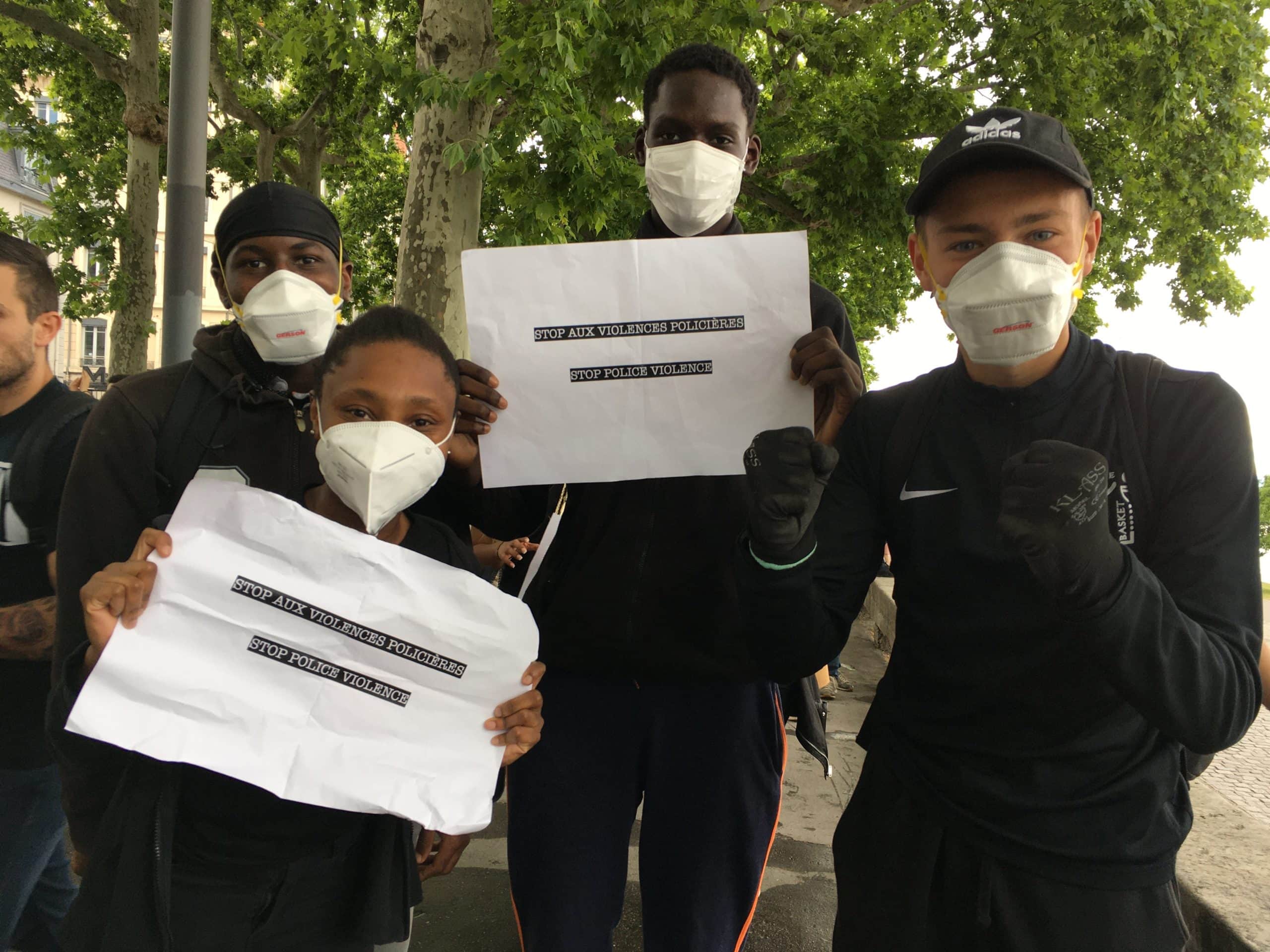 Djabarati et ses amis, vêtus de noir pour rendre hommage aux victimes des violences policières. ©AB/Rue89Lyon