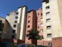 Immeubles jaunes et oranges exposés au soleil