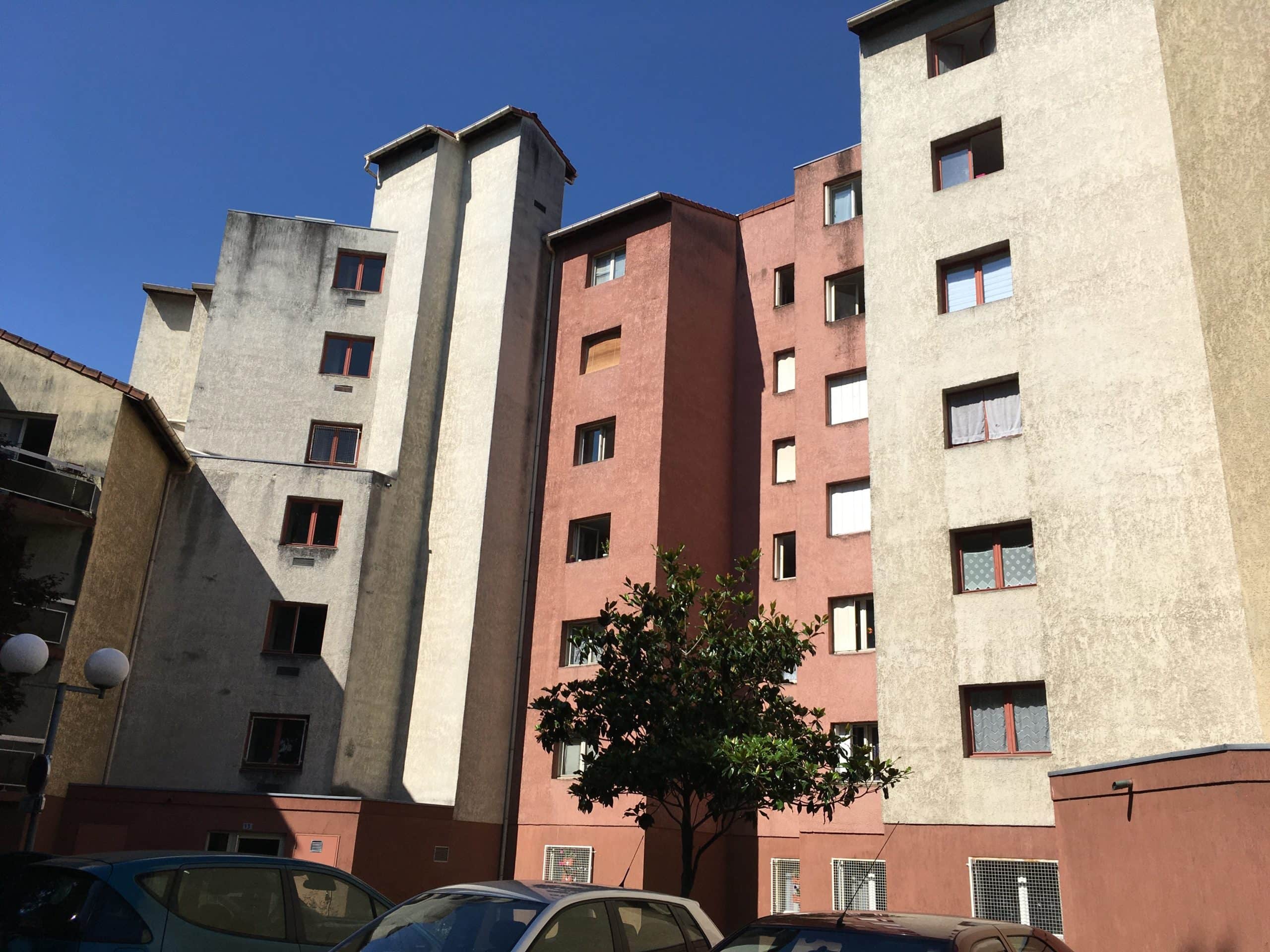 Immeubles jaunes et oranges exposés au soleil