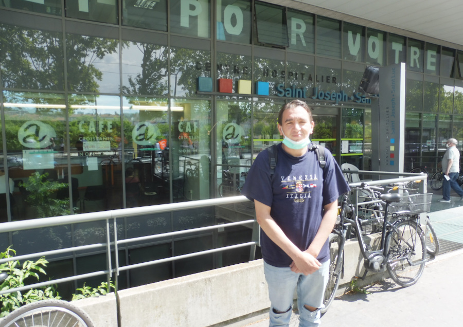 Samir devant l'hôpital Saint Luc/Saint Joseph où il a été hospitalisé.