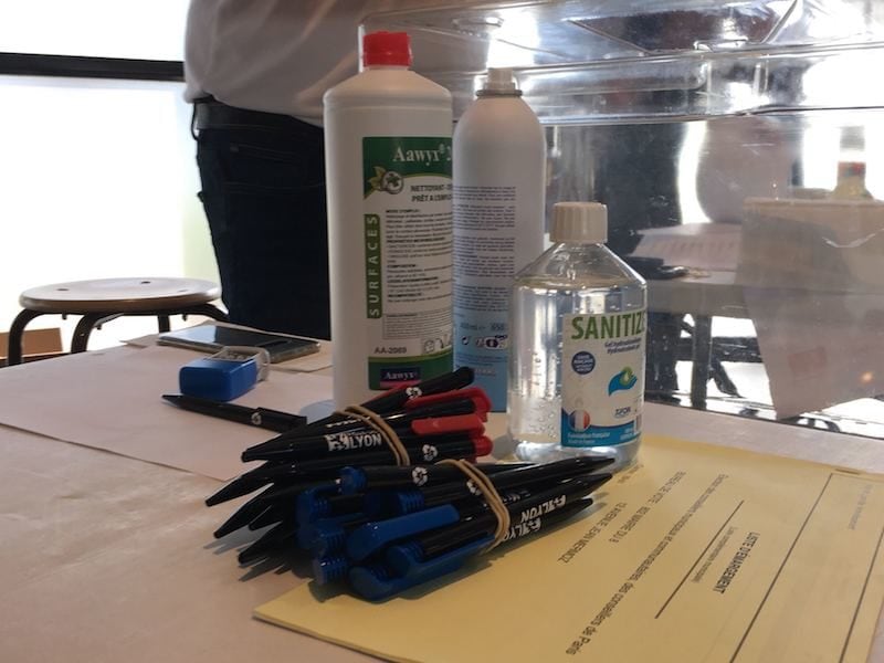 Matériel sanitaire dans un bureau de vote à #Lyon. ©AB/Rue89Lyon