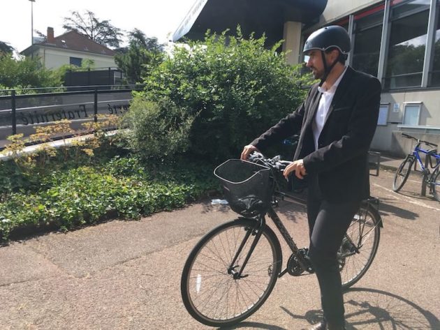 Grégory Doucet est le favori de ces élections municipales à Lyon. L'écologiste est venu voter en vélo ce dimanche 28 juin. ©AB/Rue89Lyon