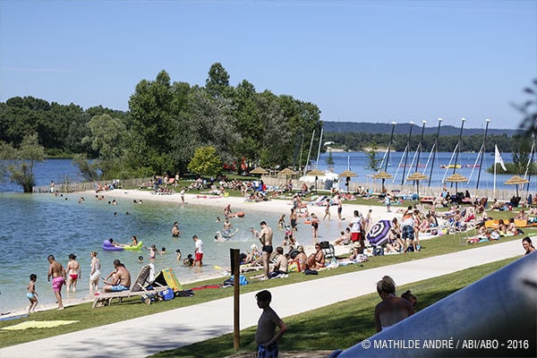 Plage de l'Atol au lac Miribel Jonage