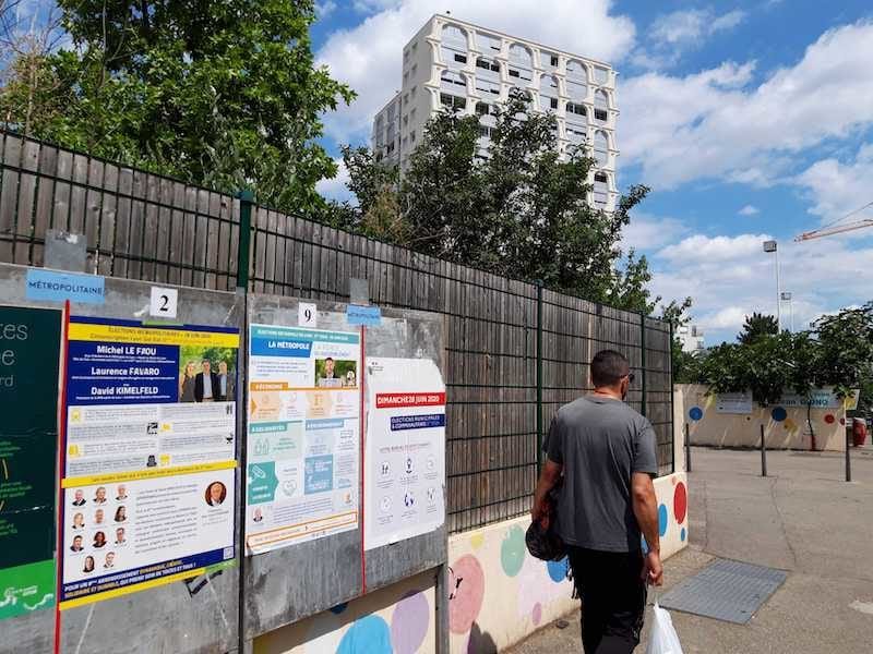 Devant l'école Jean Giono, rue Stéphane Coignet (8ème arrondissement) qui abrite le bureau de vote 825). Au fond, une des tours du quartier Paul Santy. ©LB/Rue89Lyon