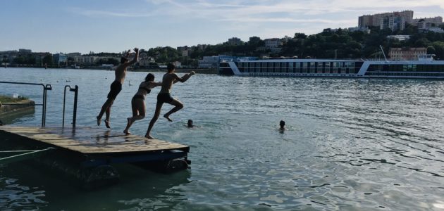 Baignade dans le Rhône : « À la piscine il y a trop de règles, ici c’est le paradis »