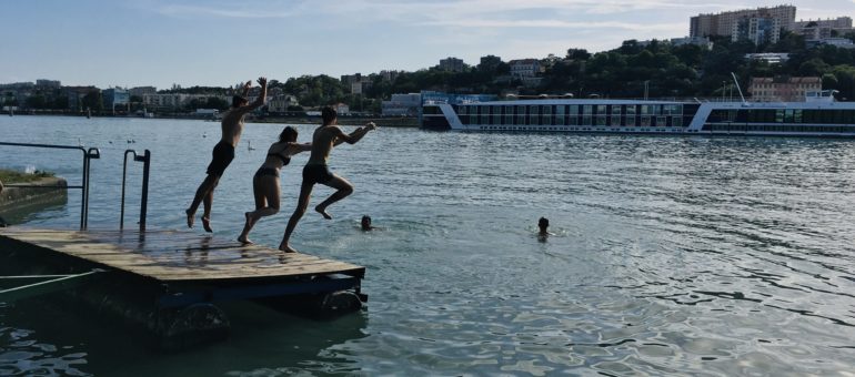Baignade dans le Rhône : « À la piscine il y a trop de règles, ici c’est le paradis »