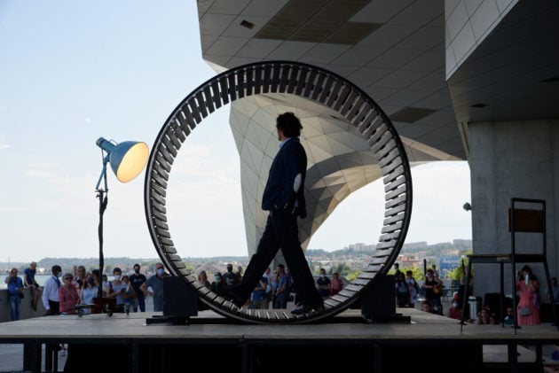 Mathurin Bolze, circassien, marche dans une roue au musée des Confluences
