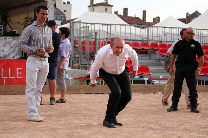 Gérard Collomb à l'issue du tournoi bouliste de Pentecôte avec Yann Cucherat, en 2014 à Bellecour, à Lyon. Photo issue de son compte Twitter. DR