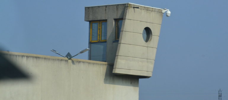 Covid-19 en prison : « Je n’ai pas pu serrer mon époux dans mes bras »