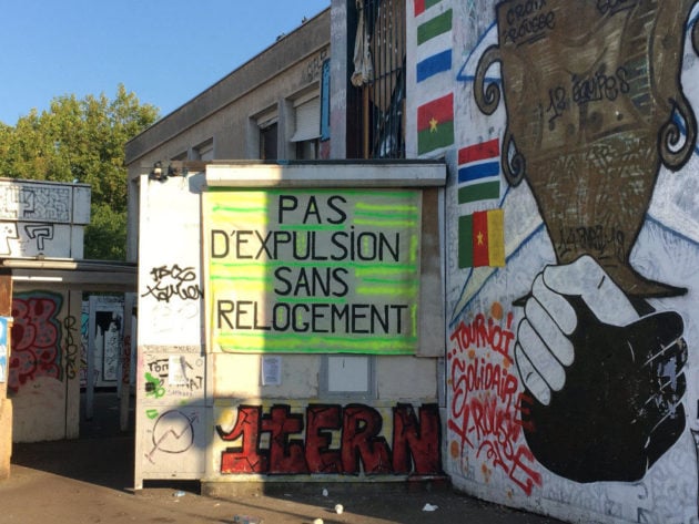 Sur le mur du collège Maurice Scève, une banderole "pas d'expulsion sans relogement". ©DR.