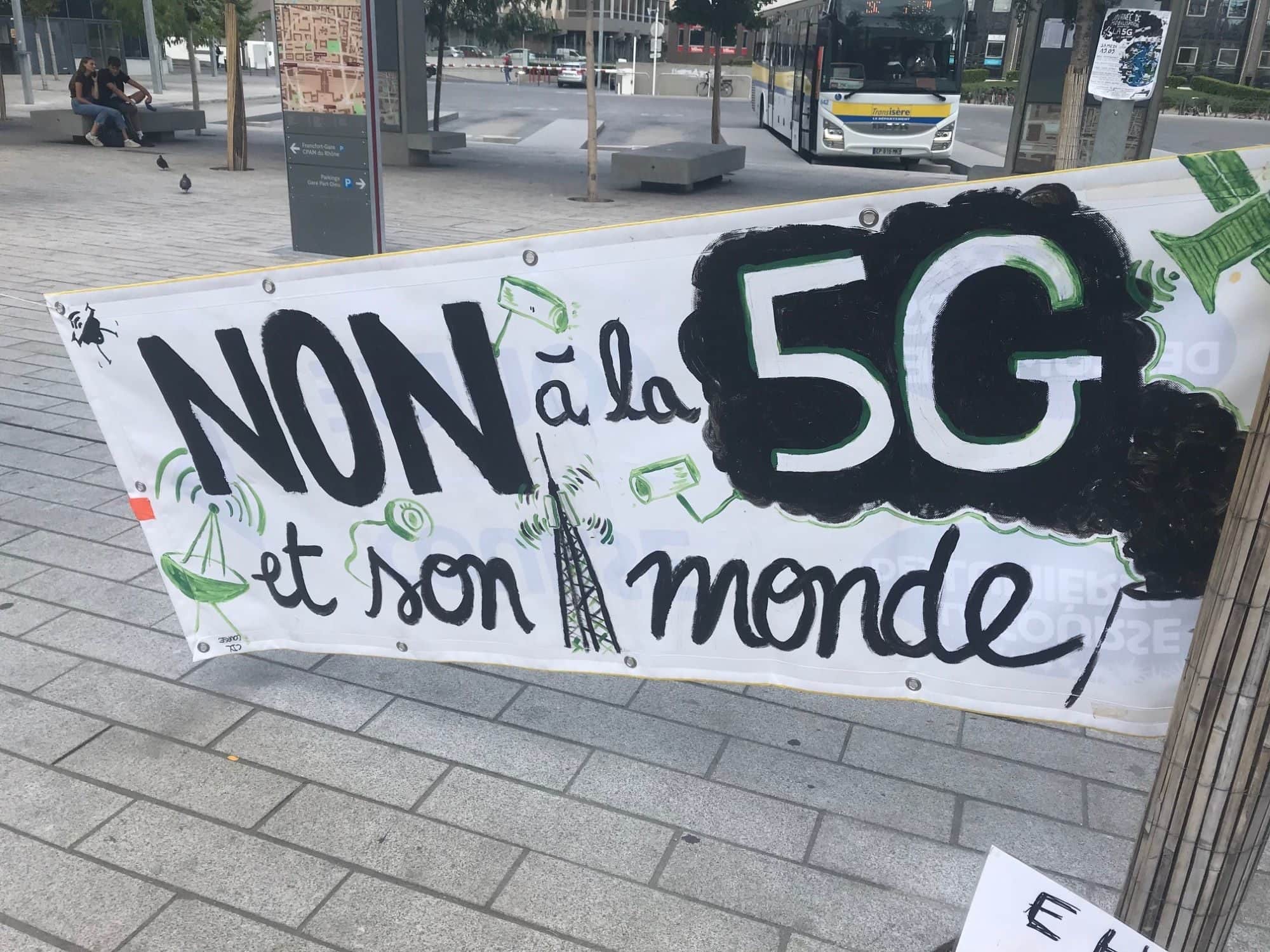Anti-Linky, décroissants, électrosensibles… Qui sont les anti-5G à Lyon ?