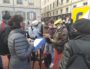 Place Bellecour, des occupants du squat Maurice Scève ont rendez-vous avec un employé de la Métropole (celui avec l'ordinateur) pour être dirigé vers un hôtel ©GB/Rue89Lyon