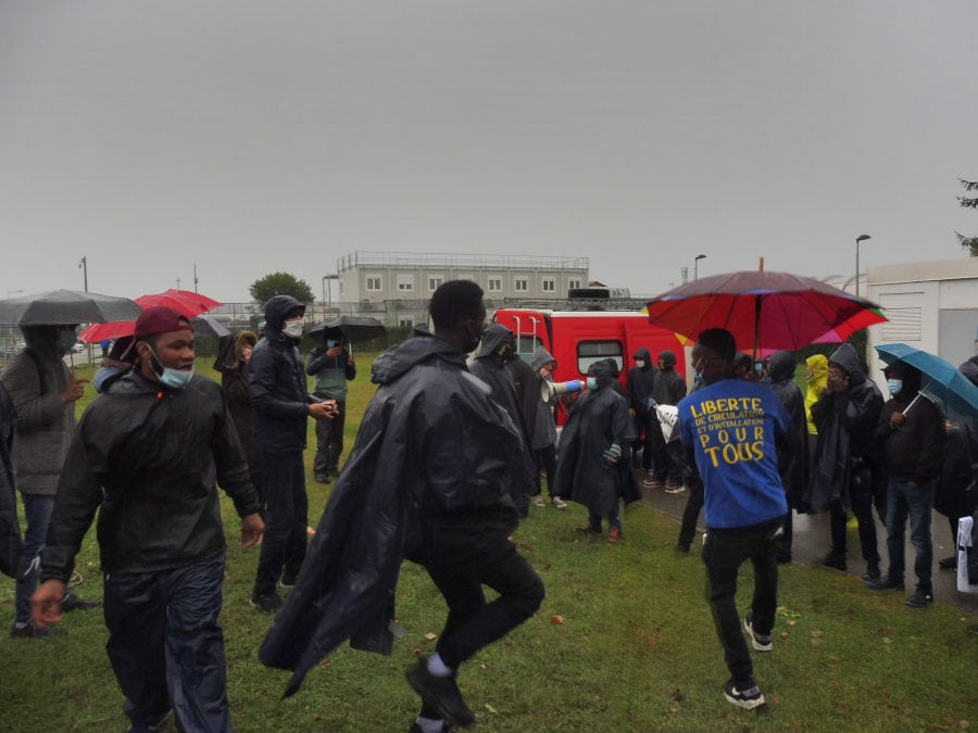 Après avoir marché toute la journée sous la pluie, certains marcheurs grenoblois continuaient de danser au rythme de djembés devant le CRA de Lyon. ©AD/Rue89Lyon.