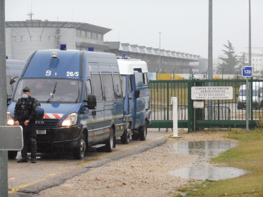 Bien que le rassemblement se soit déroulé sans heurts, un dispositif policier important protégeait l'accès du CRA. ©AD/Rue89Lyon.