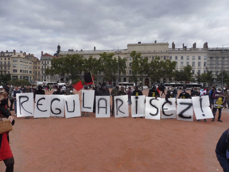 Place Bellecour, le samedi 3 octobre 2020. Manifestation demandant "la régularisation des sans-papiers", à l'occasion du passage à Lyon de la Marche nationale des sans-papiers . ©Rue89Lyon/AD.