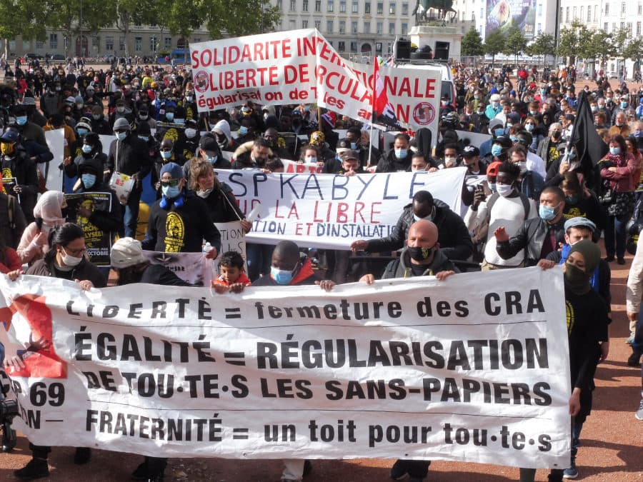 Place Bellecour, à Lyon, les sans-papiers du CSP69 ont pris la tête de la manifestation le 3 octobre 2020. ©AD/Rue89Lyon.