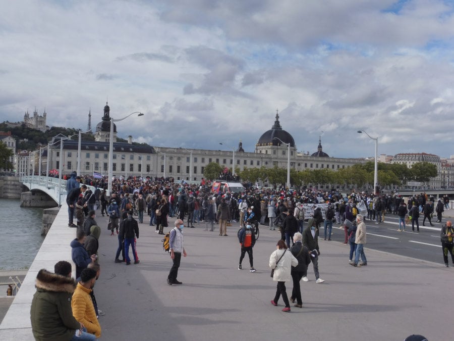 La manifestation pour la régularisation des sans-papiers sur le pont de la Guillotière, à Lyon le 3 octobre 2020. ©Rue89Lyon/AD.