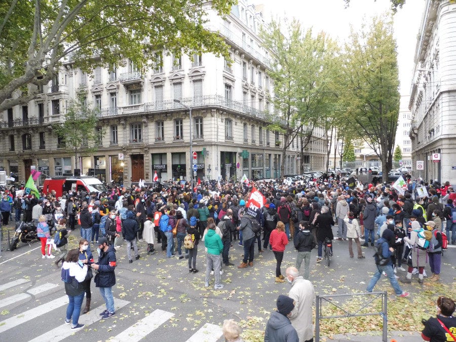 Devant la Préfecture, la manifestation s'est dispersée dans le calme. ©Rue89Lyon/AD.