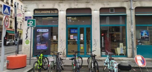 A Lyon, les panneaux publicitaires vidéos se multiplient dans les vitrines
