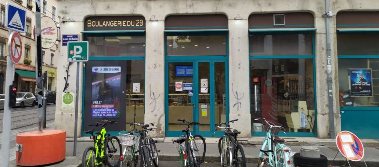 A Lyon, les panneaux publicitaires vidéos se multiplient dans les vitrines