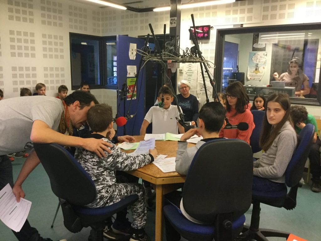 La classe Ulis du collège de Crolles (Isère) dans le studio de Radio Grésivaudan