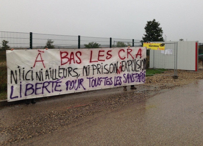 La banderole déployée devant le chantier du nouveau Centre de rétention (CRA) de Lyon Saint-Exupéry.