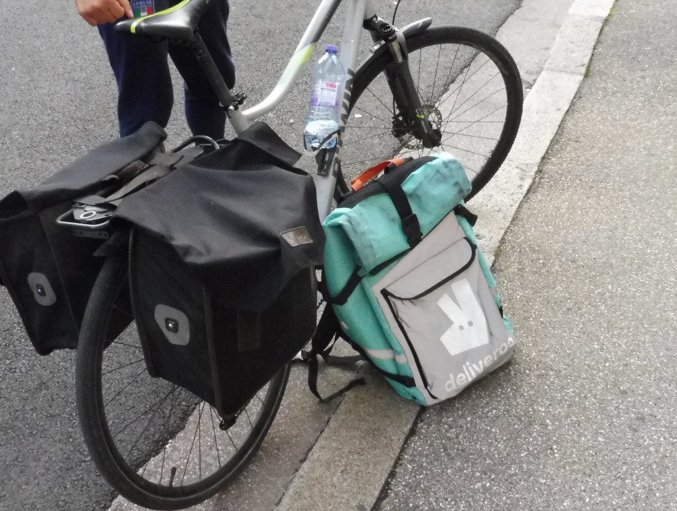 Un livreur Deliveroo sans-papiers à Lyon avec son vélo ©AD/Rue89Lyon