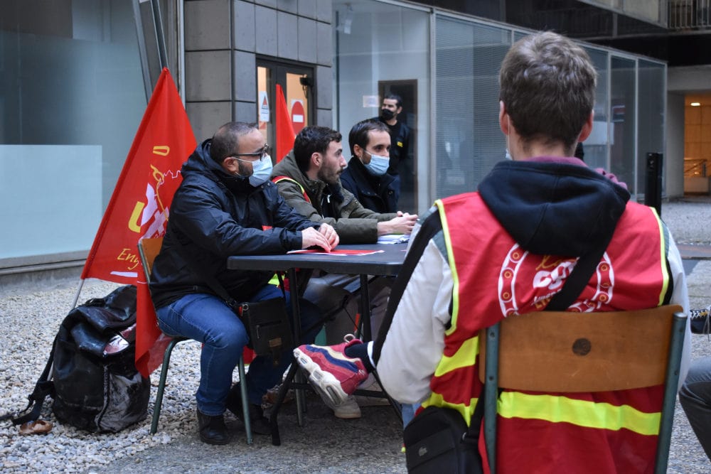 Rassemblement de livreurs demandant une requalification en contrat de travail. ©LS/Rue89Lyon