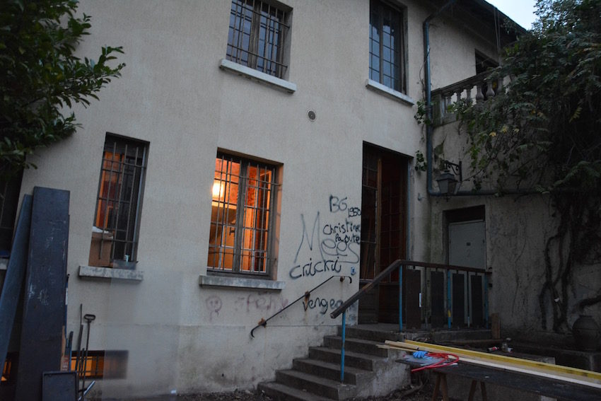 L'entrée d'un des nouveaux squats de la métropole de Lyon, rue Élie Rochette, à Sans Souci, en novembre 2020. © Pierre Lemerle