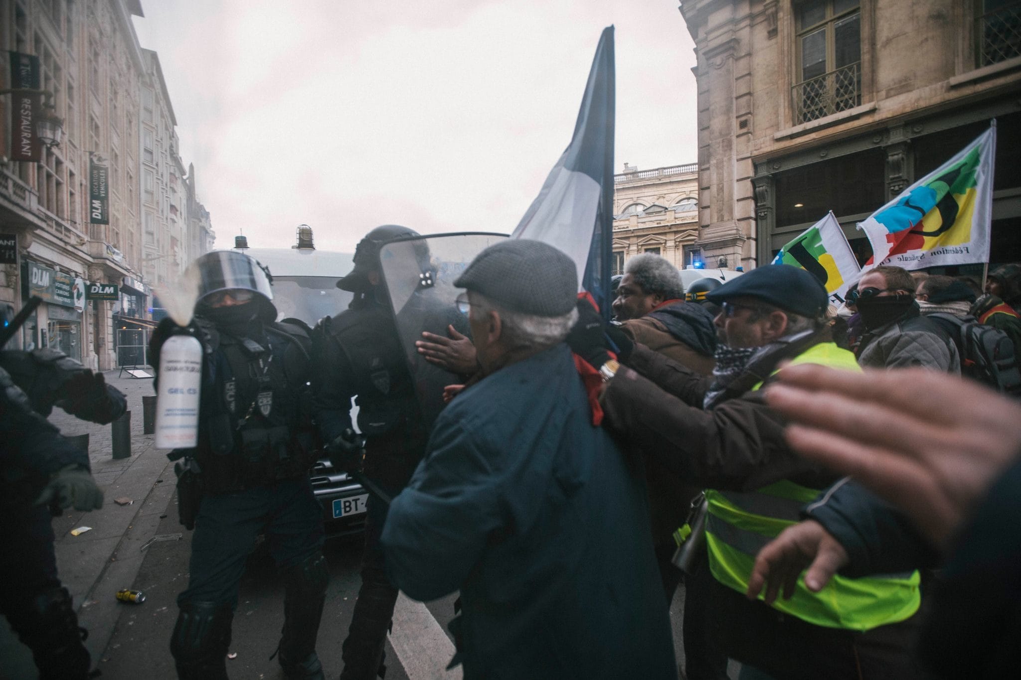 "La police gaze un photographe pendant une manifestation contre la réforme des retraites" Lille, 12 Janvier 2020 / Jeremy Paoloni.