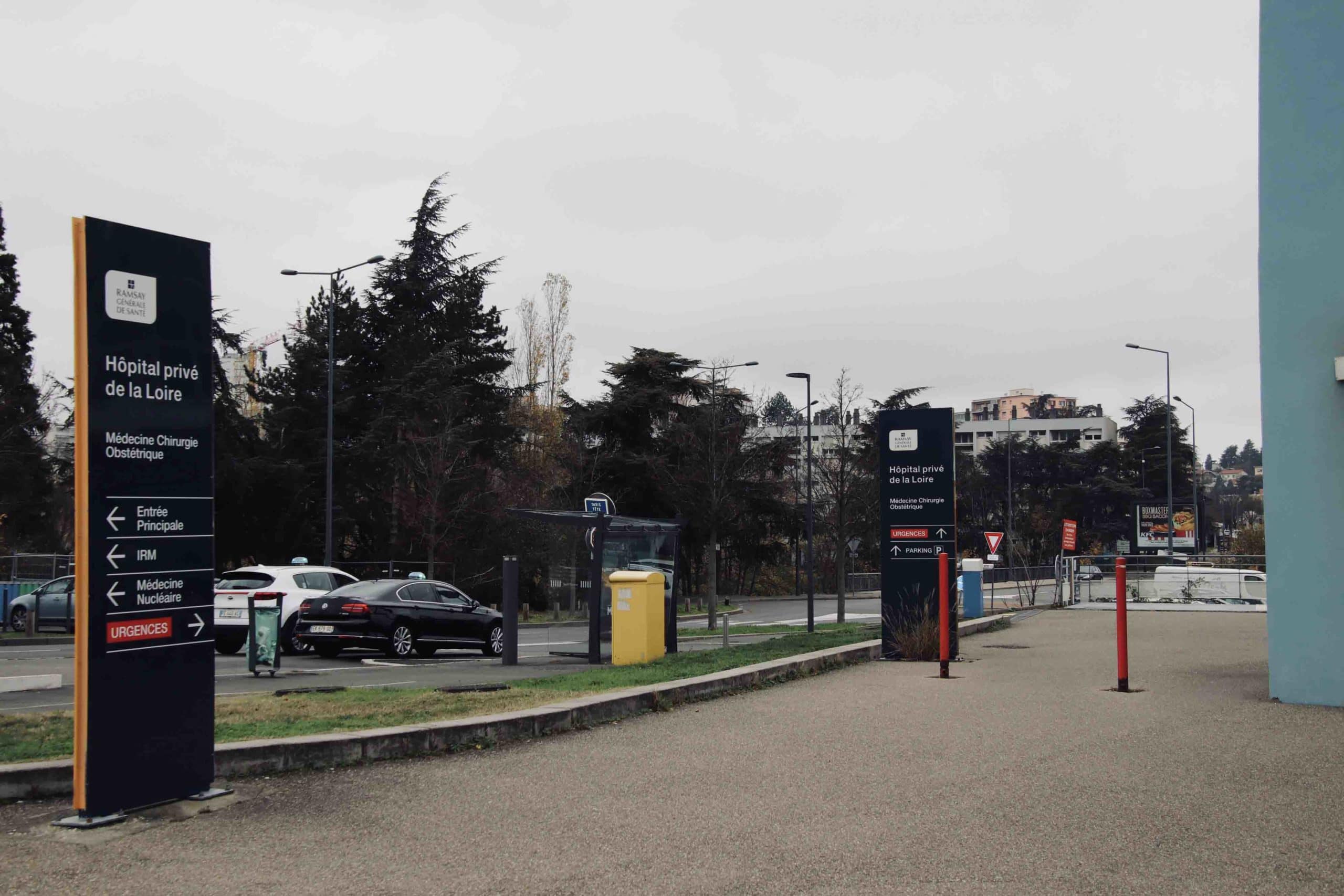 Taxi devant l'hôpital privé de la Loire à Saint-Etienne pendant le confinement automne 2020