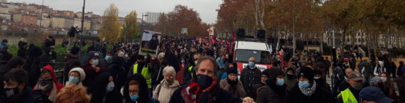 La banderole de tête de la manifestation notamment tenue par des membres de l'intersyndicale journaliste et des "gilets jaunes", le 5 décembre 2020 à Lyon, au départ de la 2ème manifestation contre la loi "sécurité globale". ©LB/Rue89Lyon