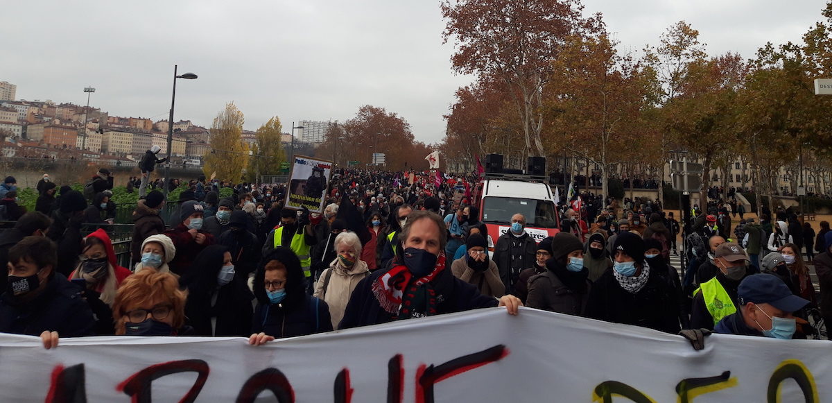 La banderole de tête de la manifestation notamment tenue par des membres de l'intersyndicale journaliste et des "gilets jaunes", le 5 décembre 2020 à Lyon, au départ de la 2ème manifestation contre la loi "sécurité globale". ©LB/Rue89Lyon