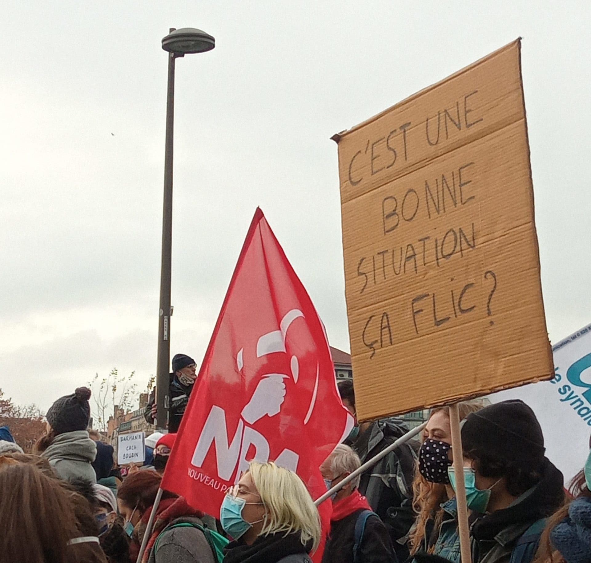 Les manifestants affichent des slogans avec des références multiples. Ici, « C’est une bonne situation, ça, flic ? » en référence au film Astérix : Mission Cléopâtre. ©CR/Rue89lyon