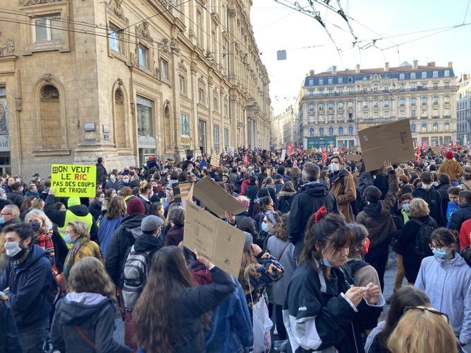 La place des Terreaux noire de monde le samedi 28 novembre pour la première manif contre la loi "sécurité globale" à Lyon. ©DD/Rue89Lyon.fr