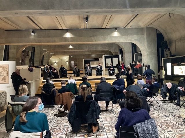 Les journalistes dans le musée Lugdunum et le président de la Métropole, Bruno Bernard. ©DD/Rue89Lyon