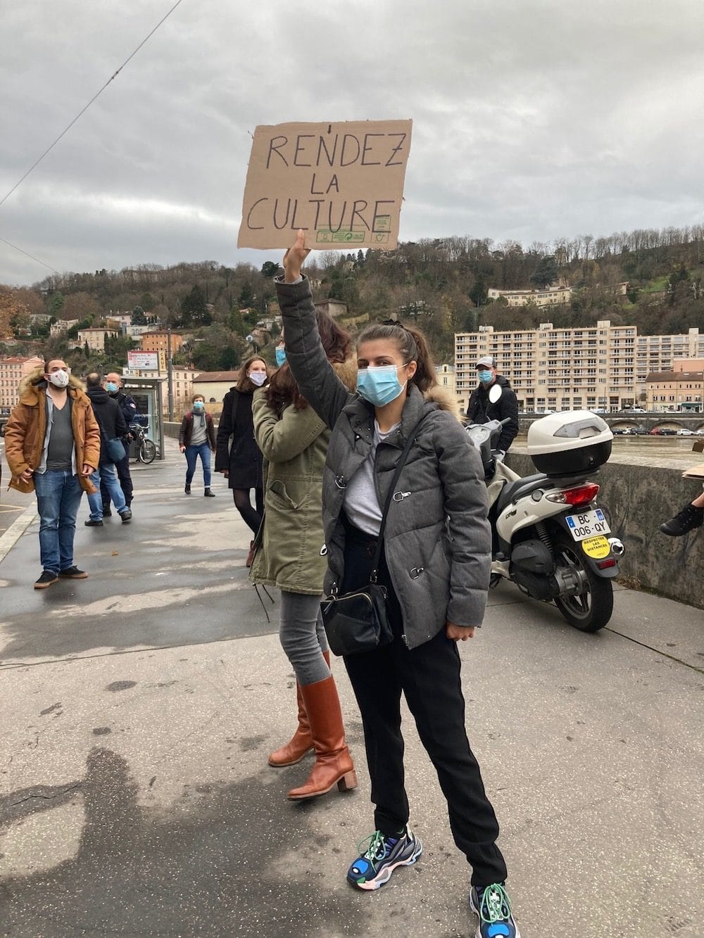 Manifestation des acteurs culturels devant la DRAC, lundi 14 décembre à Lyon. ©DD/Rue89Lyon