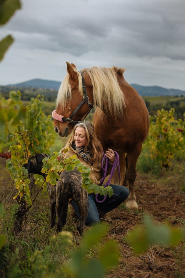 Nathalie Banes, vigneronne d'Oingt avec son cheval. ©Matthieu Perret