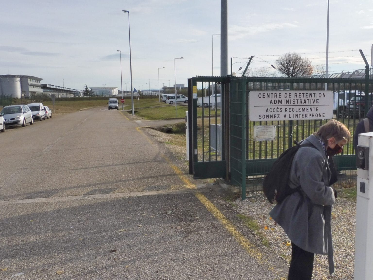 La sénatrice EELV Raymonde Poncet devant l’entrée de l'ancien centre de rétention administrative (CRA) de Lyon le 14 décembre 2020. ©AD/Rue89Lyon