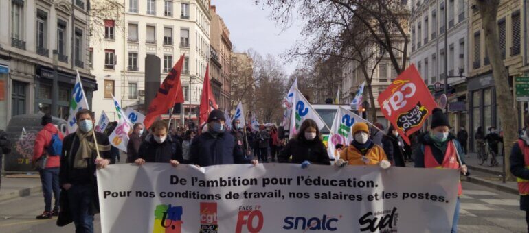 Dans la rue à Lyon, des profs et personnels d’éducation à bout