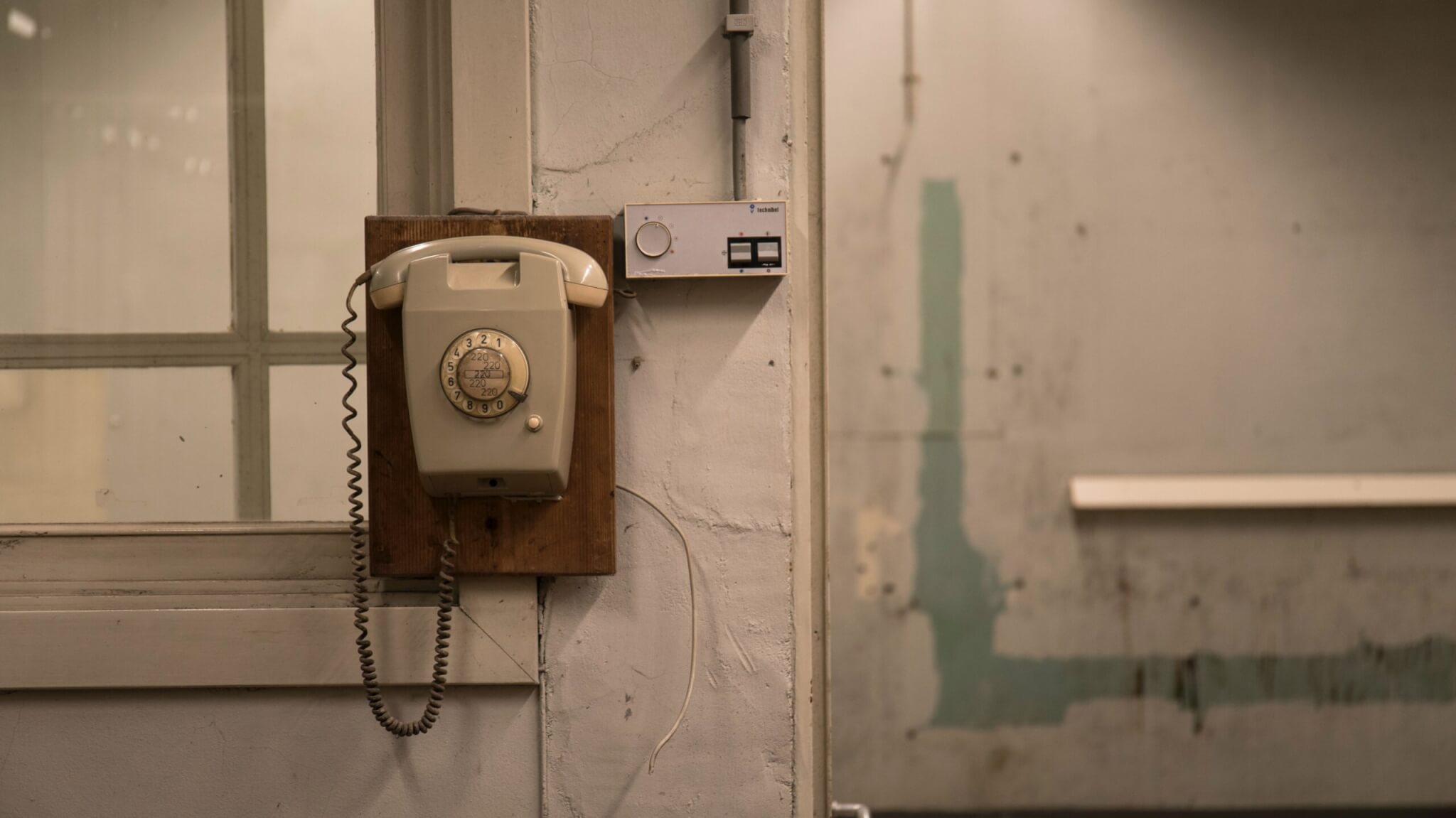 En prison, les conversations téléphoniques sont écoutées. Photo d'illustration. CC Adria Berrocal Forcada/Unsplash